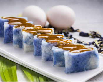 Cách làm món bánh Kuih Pulut Tai Tai từ hoa đậu biếc
